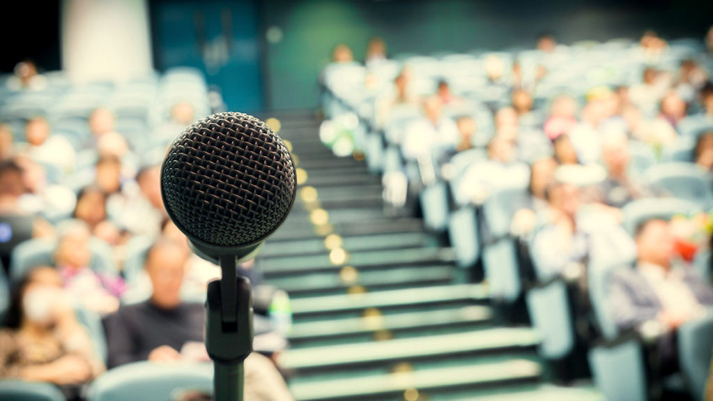 O Pânico de Falar em Público: Como a Hipnose Desliga o Medo Irracional do Julgamento